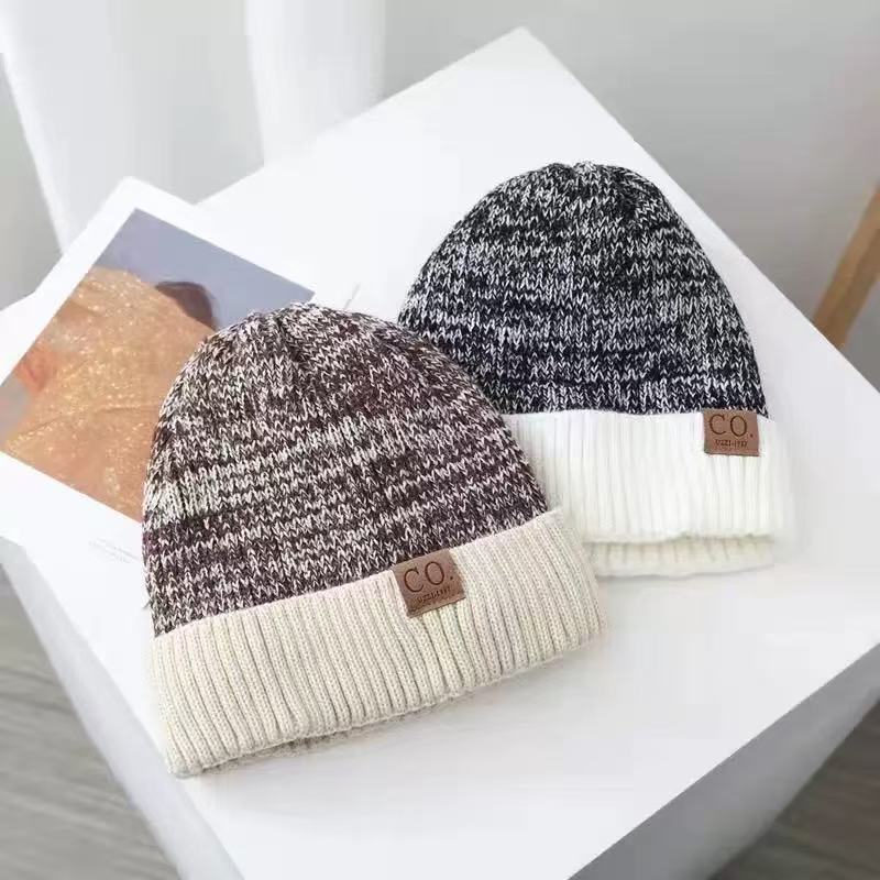 ユニセックスヘザーニットビーニー、COレザーパッチ付きカフ付 - Beanie Cuffed Knit のレビューと価格